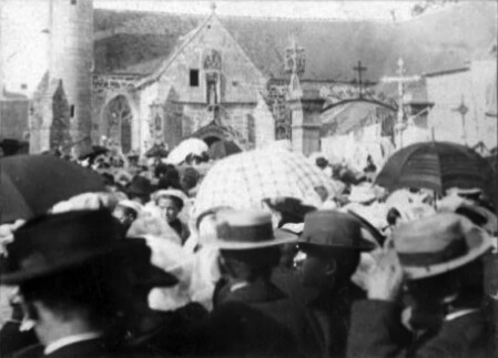 Sortie de messe à Lanloup