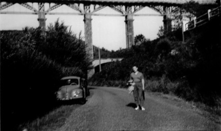 Vacancière et 4CV Renault devant le viaduc de Bréhec